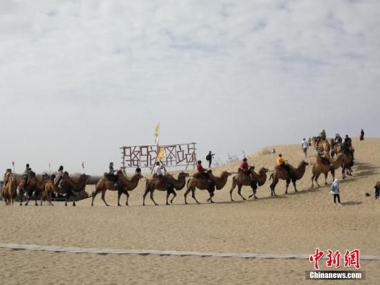 资料图片为：国庆黄金周期间，新疆尉犁县罗布人村寨景区游人如织。王小军 摄