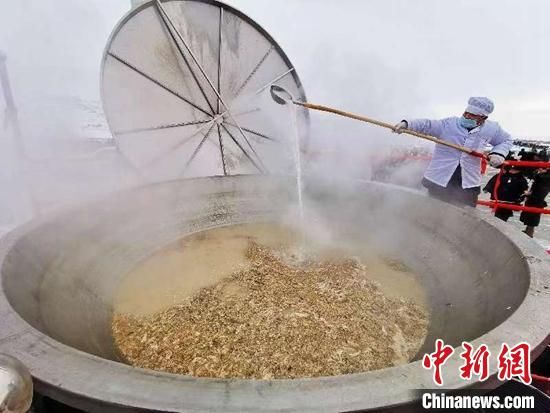 18日，新疆福海县第十四届冬捕节现场，为来自各地的游客准备了一个“新年福锅”，可供一万人同时食用。　拍客老李　摄