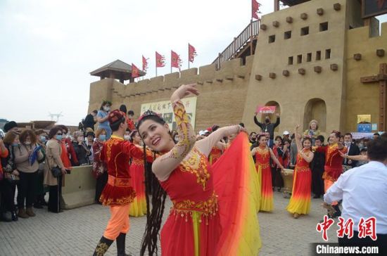 吐鲁番交河驿·坎儿井源景区献上舞蹈表演，欢迎首批团队游客。　苟继鹏　摄