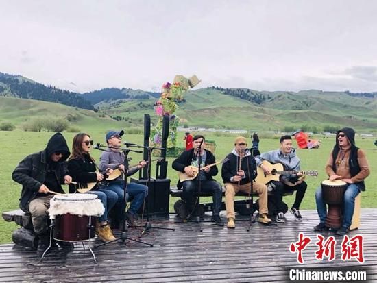 “五一”假期，新疆5A级景区那拉提，当地音乐爱好者表演节目。　张婧　摄