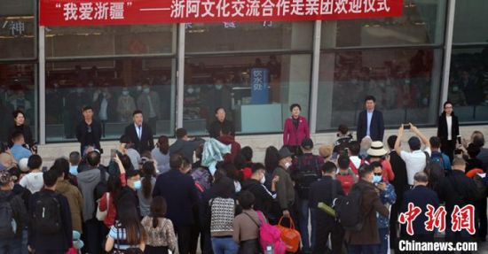 “我爱浙疆”浙阿文化交流合作走亲团抵达新疆阿克苏，在机场当地举行欢迎仪式。　王小军　摄