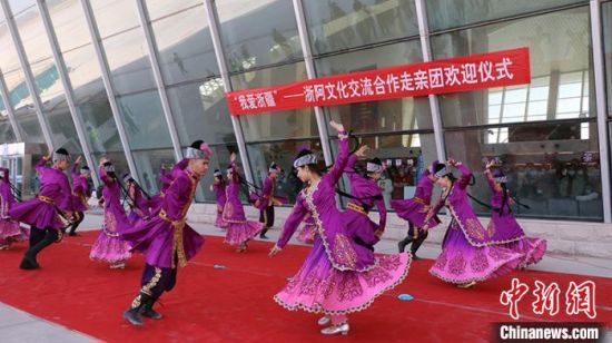 浙阿文化交流合作走亲团抵达新疆阿克苏，欢迎仪式上当地群众表演歌舞。　王小军 摄