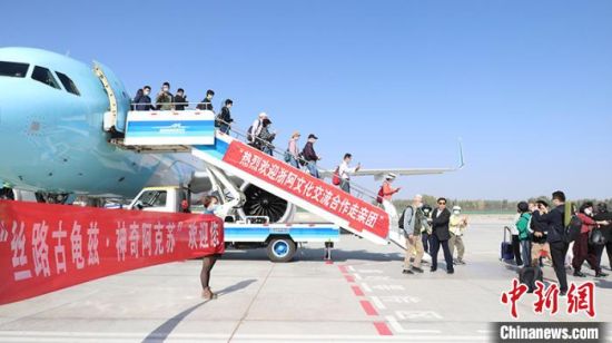 这是今年第二批包机来新疆阿克苏旅游的浙江游客。　王小军 摄