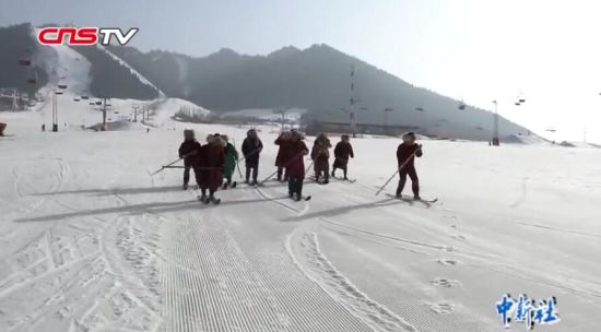 古老毛皮滑雪队乌鲁木齐秀技 一根木制手杖从古滑到今