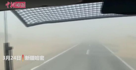 新疆哈密遭遇沙尘天气 消防员顶沙尘救援车祸伤员