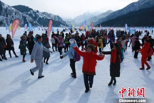 2月9日，大年初五，新疆天山天池“社火舞新春民俗中国年”活动正在天池湖面上举行。图为天池冰面游客跳起舞。周永强 摄