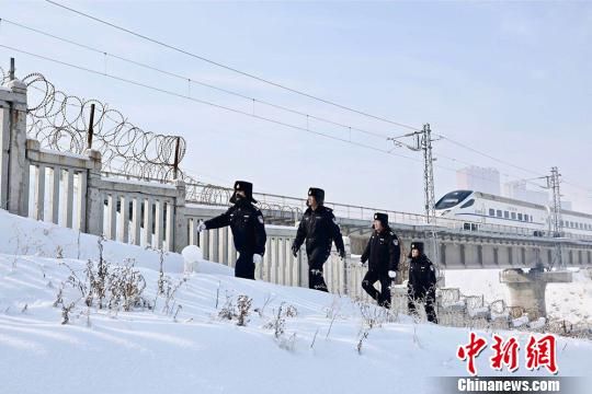 2月9日，乌鲁木齐铁路公安处乌鲁木齐西站派出所民警雪后徒步巡线排查安全隐患。李国贤　摄