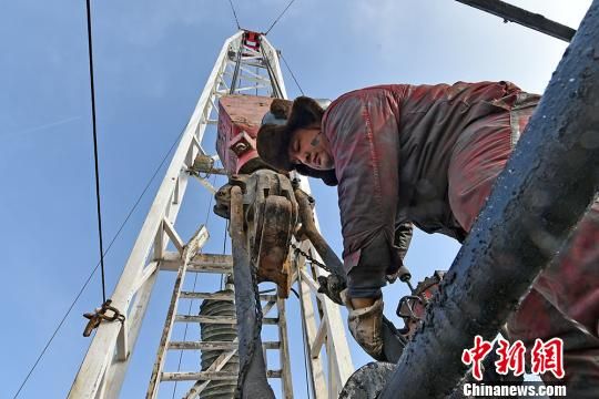 采油二厂第六作业区工人正在提下油管作业。　闵勇　摄