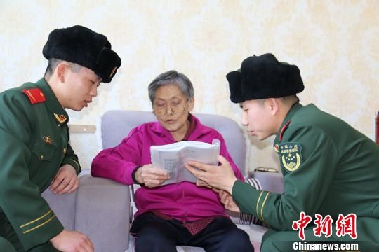 武警官兵陪老人颂读经典。　王伟 摄