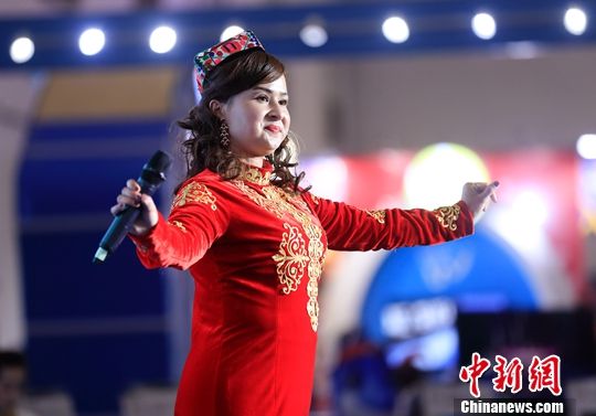 图为新疆舞蹈为推介会助兴。中新社记者 杜洋 摄