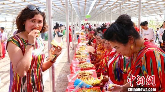 新疆阿瓦提納西甘甜瓜旅游節開幕 沙漠里吃瓜、刁羊、斗雞
