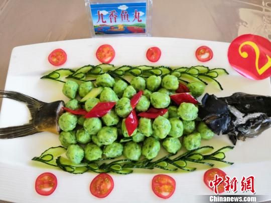 8月6日，在新疆布尔津县境内额尔齐斯河畔、举行冷水鱼宴大赛及金牌厨师大比拼，给观众带来了一场视角和味蕾的盛宴。　史玉江　摄