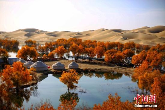 来自各地的游客体验住宿水边蒙古包里的乐趣。赵伟铭 摄