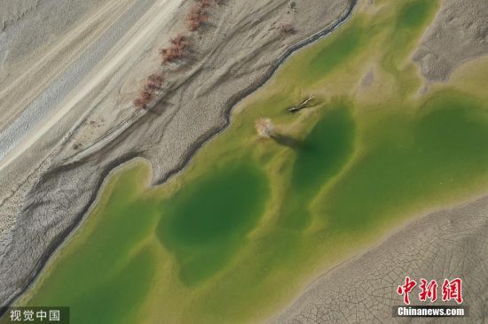 航拍新疆尉犁罗布淖尔国家湿地公园 水平如镜色彩斑斓