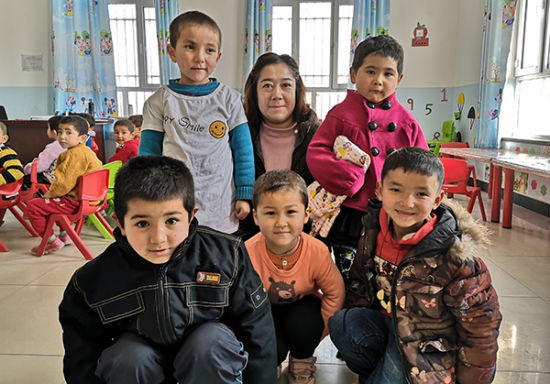 12月10日，在疏附县园艺场幼儿园，孩子们穿上了爱新衣服。