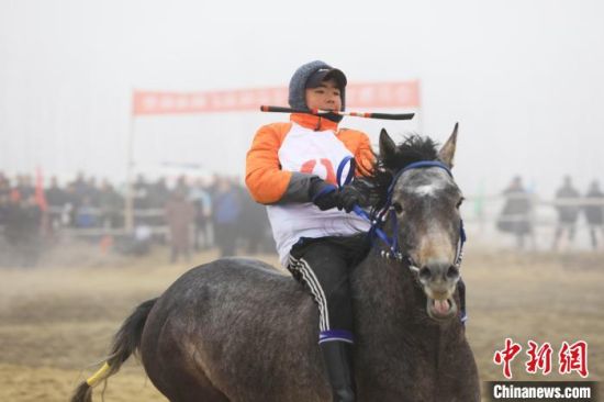 2019年12月14日，在新疆博湖县塔温觉肯乡克日木哈尔村，一场由当地农牧民群众自发组织冬季赛马活动激情上演。　年磊　摄