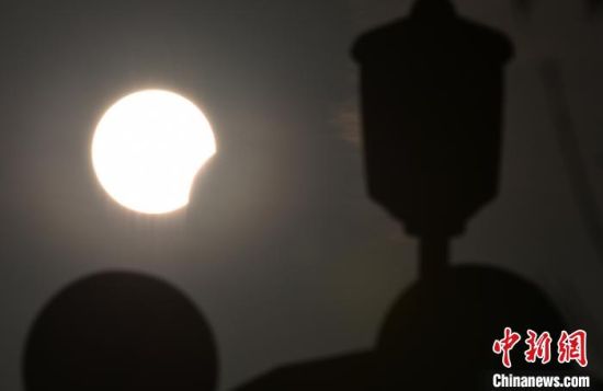 新疆巴音郭楞蒙古自治州和静县拍摄的日偏食奇观　确·胡热　摄