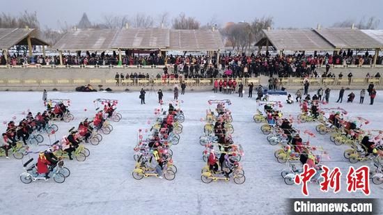 新疆博湖县各种大型雪雕、冰雕吸引众多旅客前来游玩。　确·胡热 摄