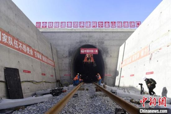 中国中铁一局格库铁路(新疆段)项目部铺架队铺轨到达阿尔金山隧道进口。　陈剑飞 摄