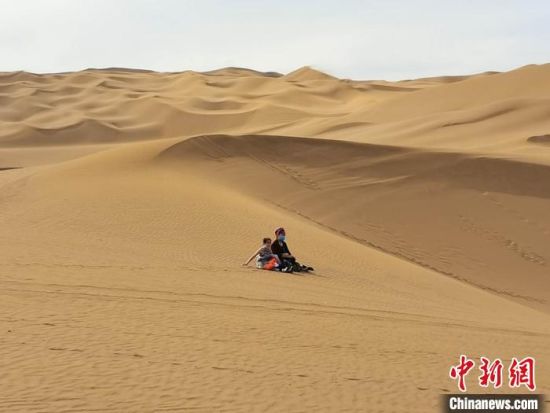游客在沙漠中小憩。　戚亚平 摄