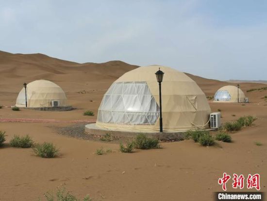 星空酒店是沙漠景区一大亮点。　戚亚平 摄
