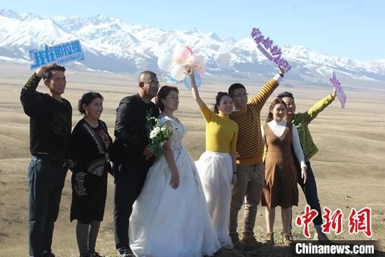  17日，“穿着婚纱去旅行”，新疆那拉提景区为抗疫伉俪们提供婚纱摄影服务。　陶拴科　摄 