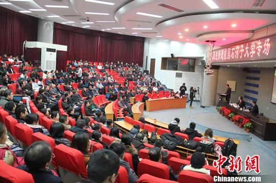 1月6日下午，“改革先锋进校园”宣讲报告会走进新疆石河子大学。　戚亚平　摄