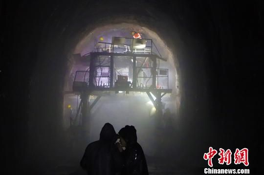 格库铁路新疆段S6标项目建设者们坚守隧道施工现场。　孔令录　摄