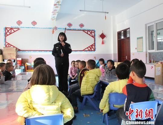 新疆吉木乃出入境边防检查站民警教一八六团幼儿园的孩子们学唱歌曲《学习雷锋好榜样》。　黄兰 摄