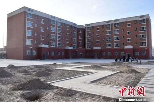 阿合奇县哈拉奇乡给牧民新建的楼房，施工方正在完成院内硬化工程。　陶拴科　摄