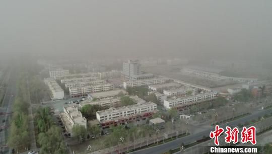 7日傍晚沙尘暴来袭时阿拉尔市的景象。　杜新民　摄