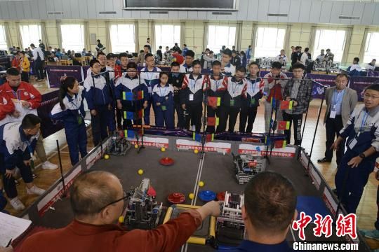 4月27日，新疆青少年机器人竞赛比赛现场。　勉征　摄