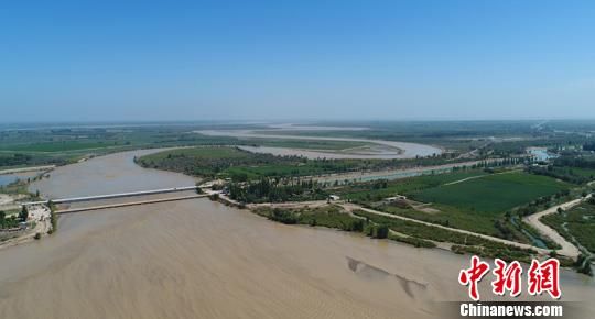 鸟瞰塔里木河从阿拉尔市中心穿过。（资料图）　李桃　摄