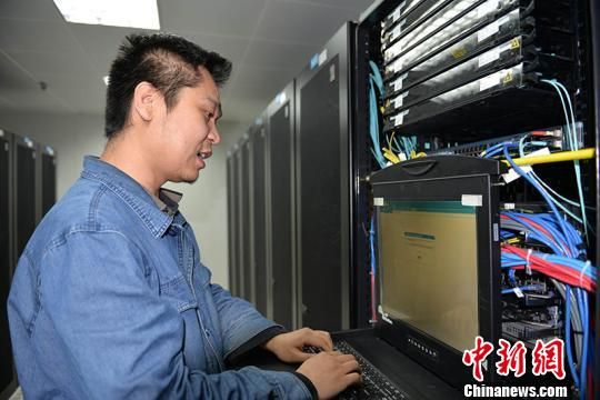 叶东所学得专业并非编程，因为爱好和努力，他由一个门外汉成长为一名软件工程师。　刘喆　摄