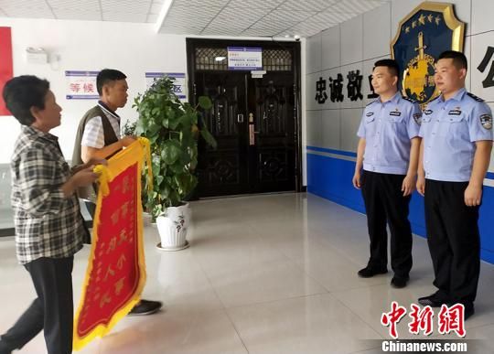 李军（化名）夫妇为新疆兵团第一师阿拉尔市城区公安局刑警送锦旗。　赵慧　摄