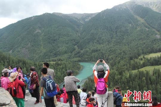 喀纳斯景区是新疆首批国家5A级旅游景区，其原生态的风景吸引八方游客，近10年间，景区游客量增长了18倍，今年7月以来日均访问量达到8万人次。　朱景朝　摄