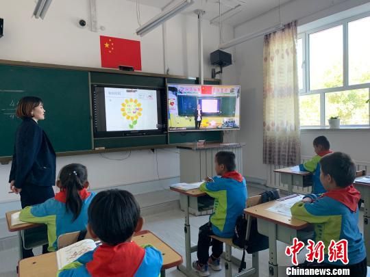 吉木乃县拉斯特牧业寄宿学校的学生们通过视频直播课学习。　冀江彤　摄