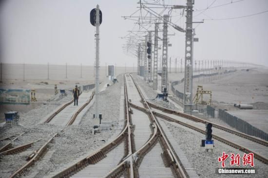 图为5月14日，建设中的格库铁路青海段穿越茫茫戈壁。中新社记者 陈...