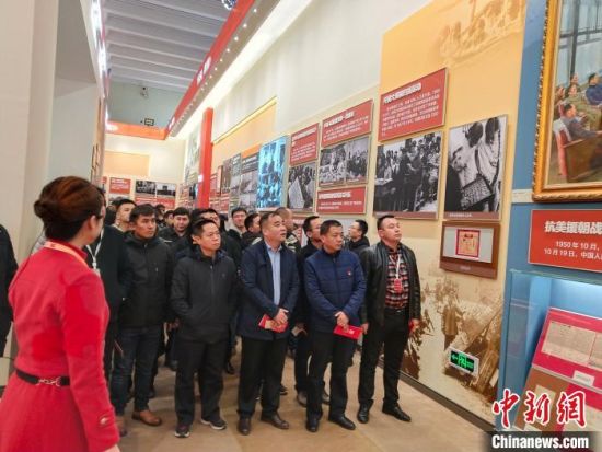 12月11日，中央社会主义学院举办的伊犁哈萨克自治州统战宗教干部专题培训班正在北京举行。图为学员参观“伟大历程 辉煌成就——庆祝中华人民共和国成立70周年大型成就展”。中央社院供图