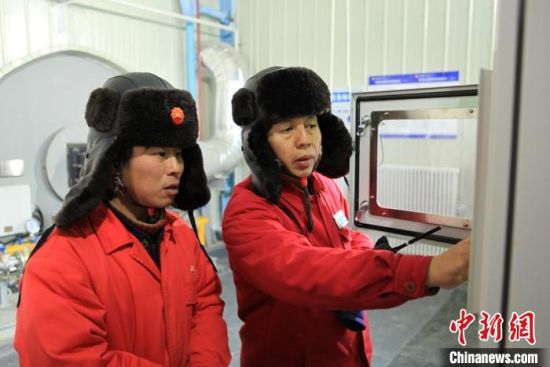 新疆油田采气一厂的工人在查看设备仪表，确保采气、供气工作畅通。新疆油田采气一厂供图