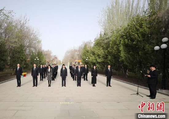 4月4日，新疆塔里木大学举行向王震将军铜像敬献花篮仪式。　杜京京　摄