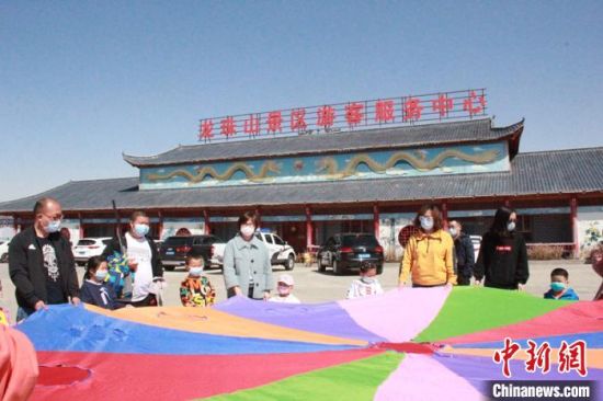 新疆兵团第十师一八六团龙珠山景区迎来复工复产后首批自驾游游客。　郝胜忠　摄