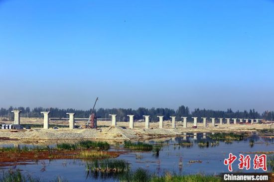5月7日上午，新疆和田至若羌铁路玉龙喀什河特大桥线下主体工程桥墩混凝土浇筑完成。　李新康　摄