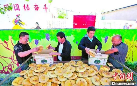 目前，奇台县馕产业已形成了产、供、销较为完整的产业链，解决3100人就业。　安涛　摄