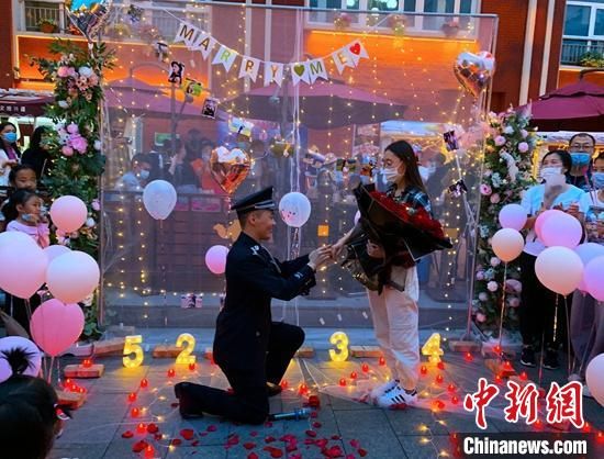 5月19日晚，隋鑫给未婚妻刘欢表白求婚。　王康　摄