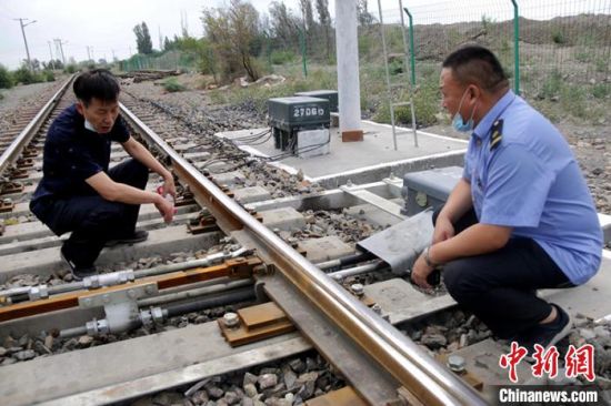 经多方检查，该铁路线建设最终顺利通过安检评估。　陈晓晨　摄