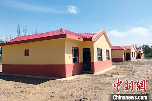 新疆兵团第二师三十三团投资1107.6万元新建142户抗震安居房。　胡俊建　摄