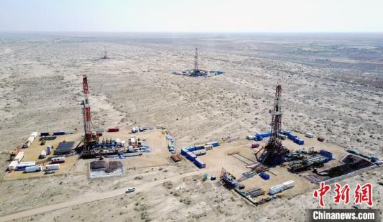 图为新疆油田采油二厂玛湖1井区钻井现场。　王涛 摄