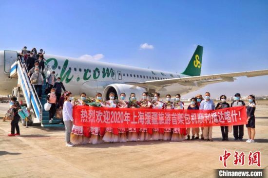      今年上海旅游援疆包机活动正式启动，预计年内完成30架旅游援疆包机开行目标。首批上海旅客抵达喀什。　古丽革娜　摄