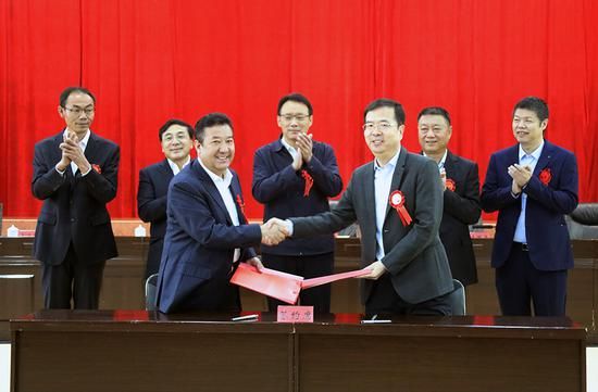 担任叶城县县长八年的阿地力·玉努斯（前左）和华凌集团总经理张军（前右）代表双方签约叶城华凌牛业田园综合体项目。
